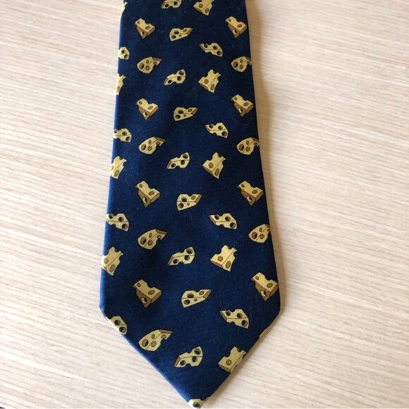 💕2/$30 💕Robin Ruth 100% Silk Mouse & Cheese Patterned Tie - Picture 2 of 5